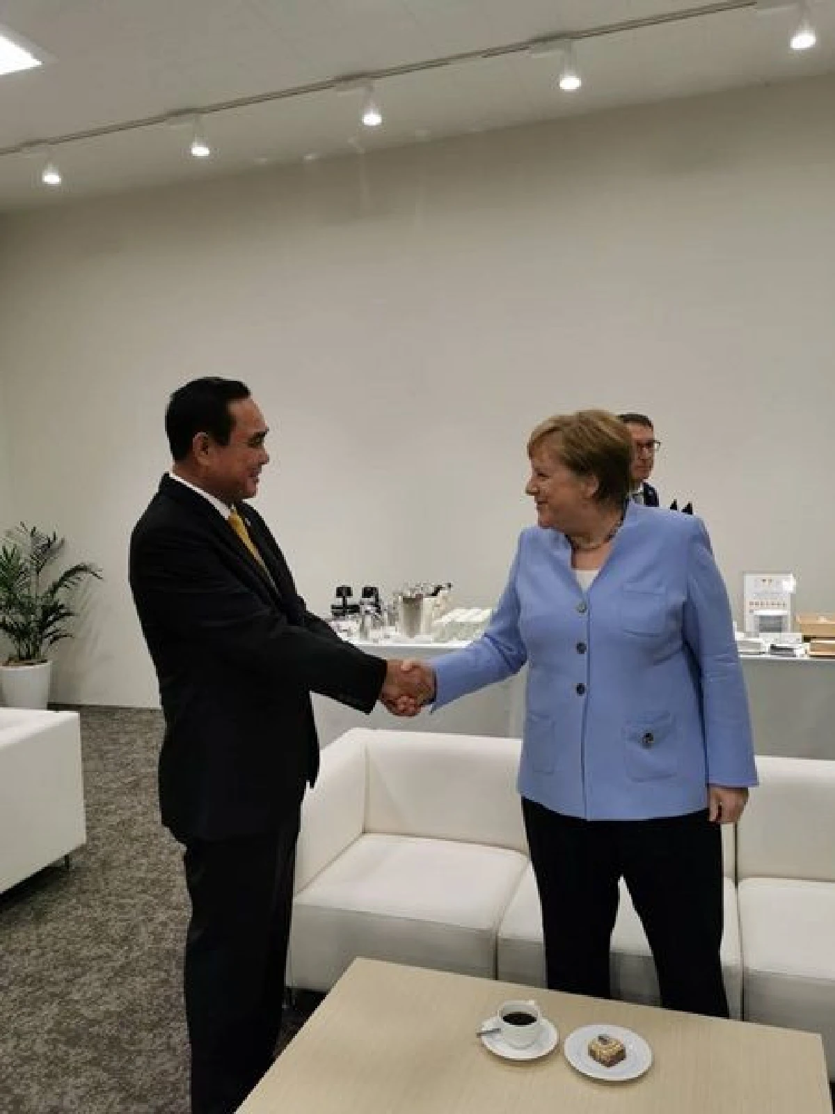 ชมภาพ "บิ๊กตู่"กระทบไหล่ผู้นำระดับโลกบนเวที G20