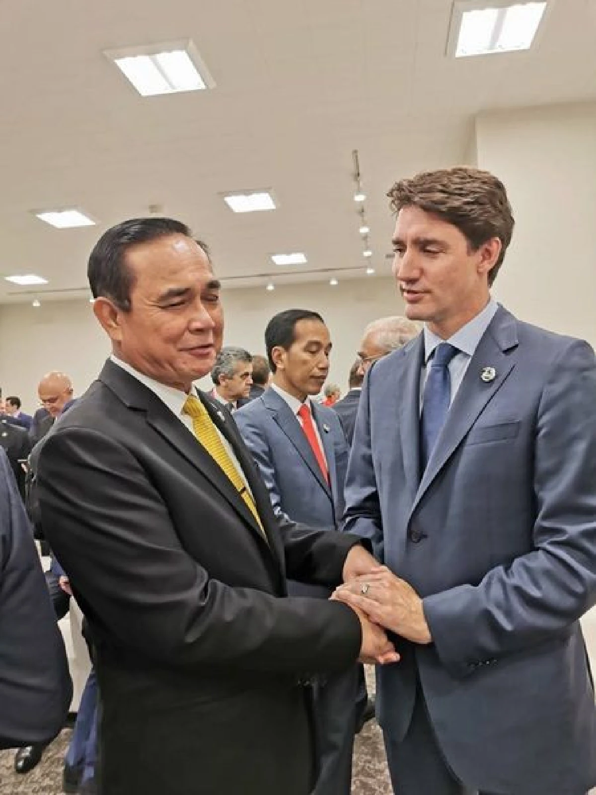 ชมภาพ "บิ๊กตู่"กระทบไหล่ผู้นำระดับโลกบนเวที G20