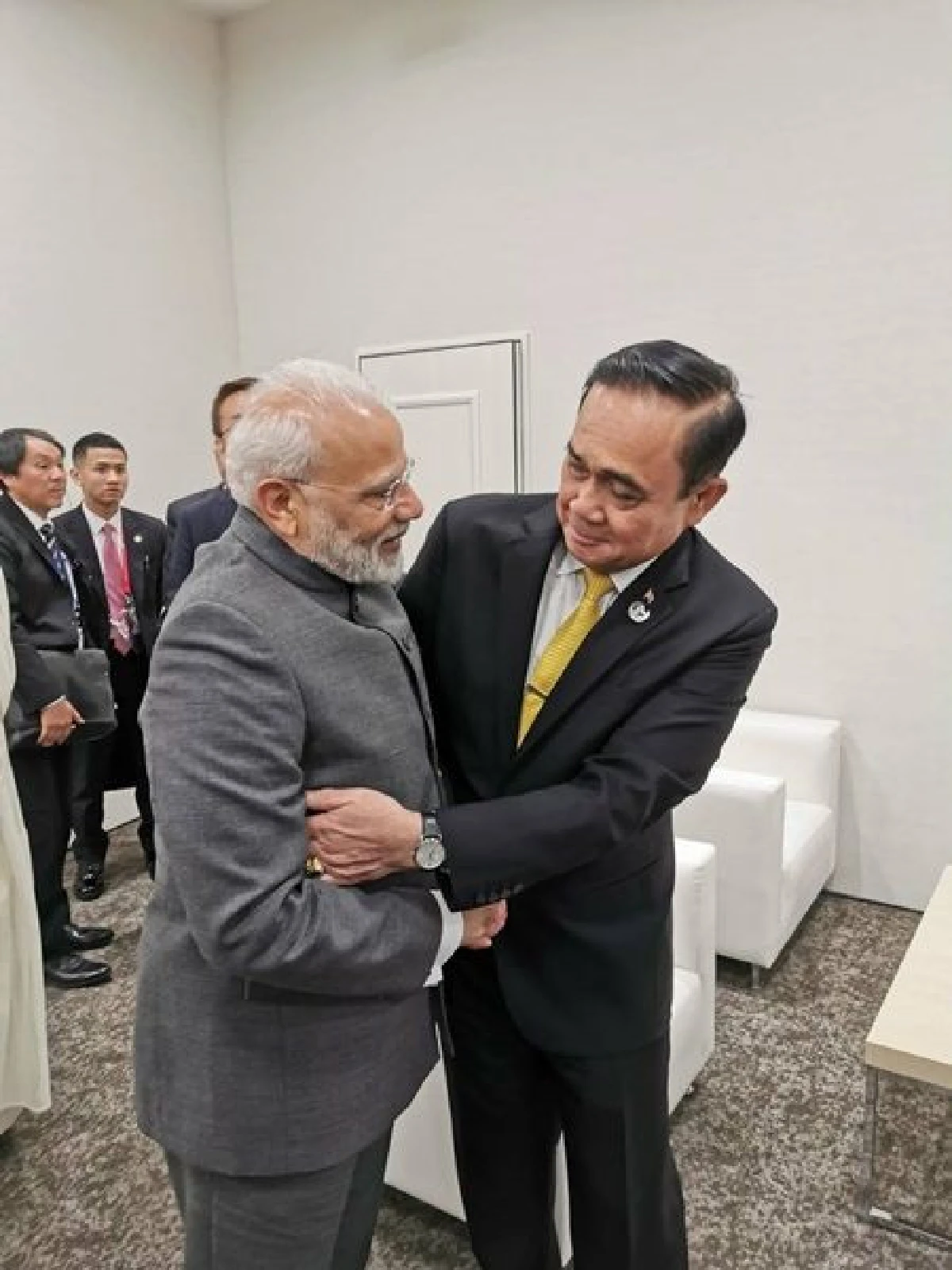 ชมภาพ "บิ๊กตู่"กระทบไหล่ผู้นำระดับโลกบนเวที G20