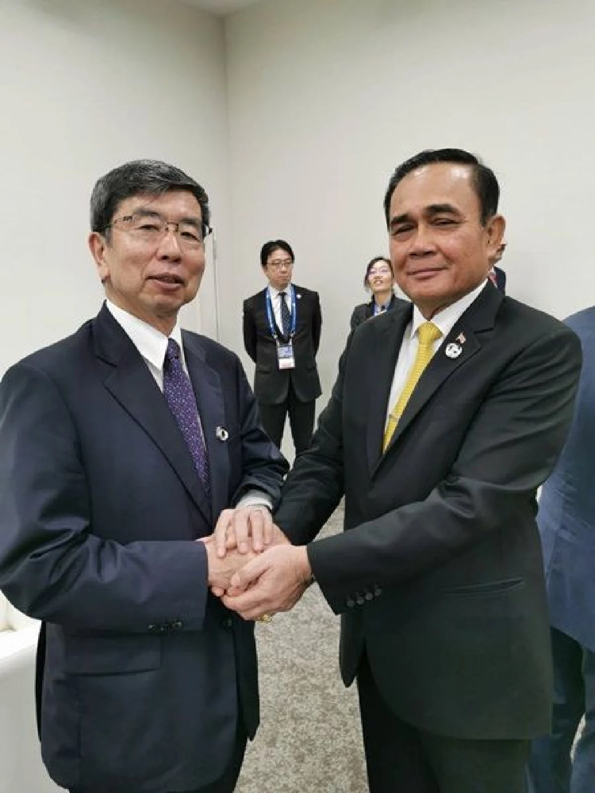 ชมภาพ "บิ๊กตู่"กระทบไหล่ผู้นำระดับโลกบนเวที G20