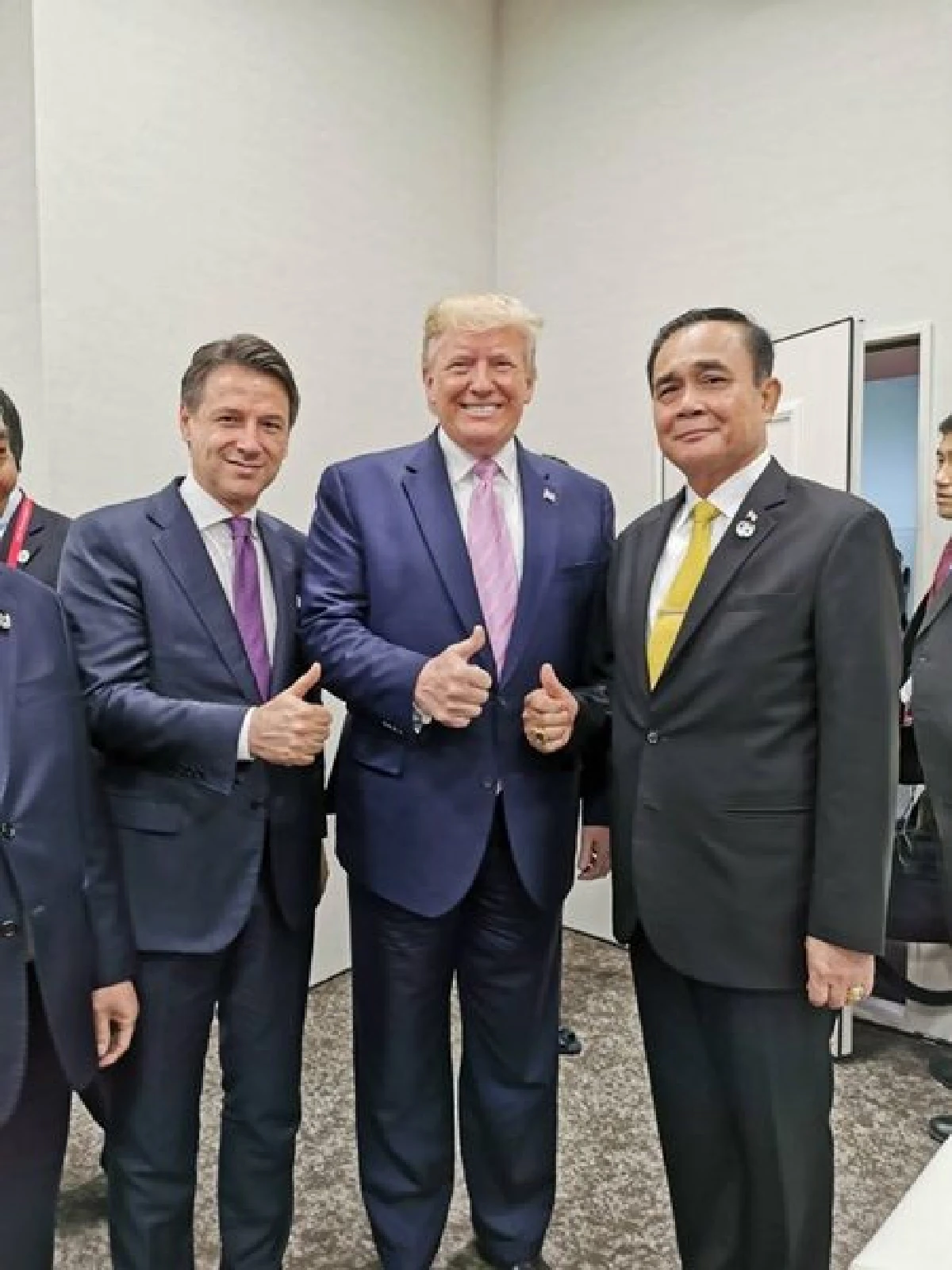 ชมภาพ "บิ๊กตู่"กระทบไหล่ผู้นำระดับโลกบนเวที G20