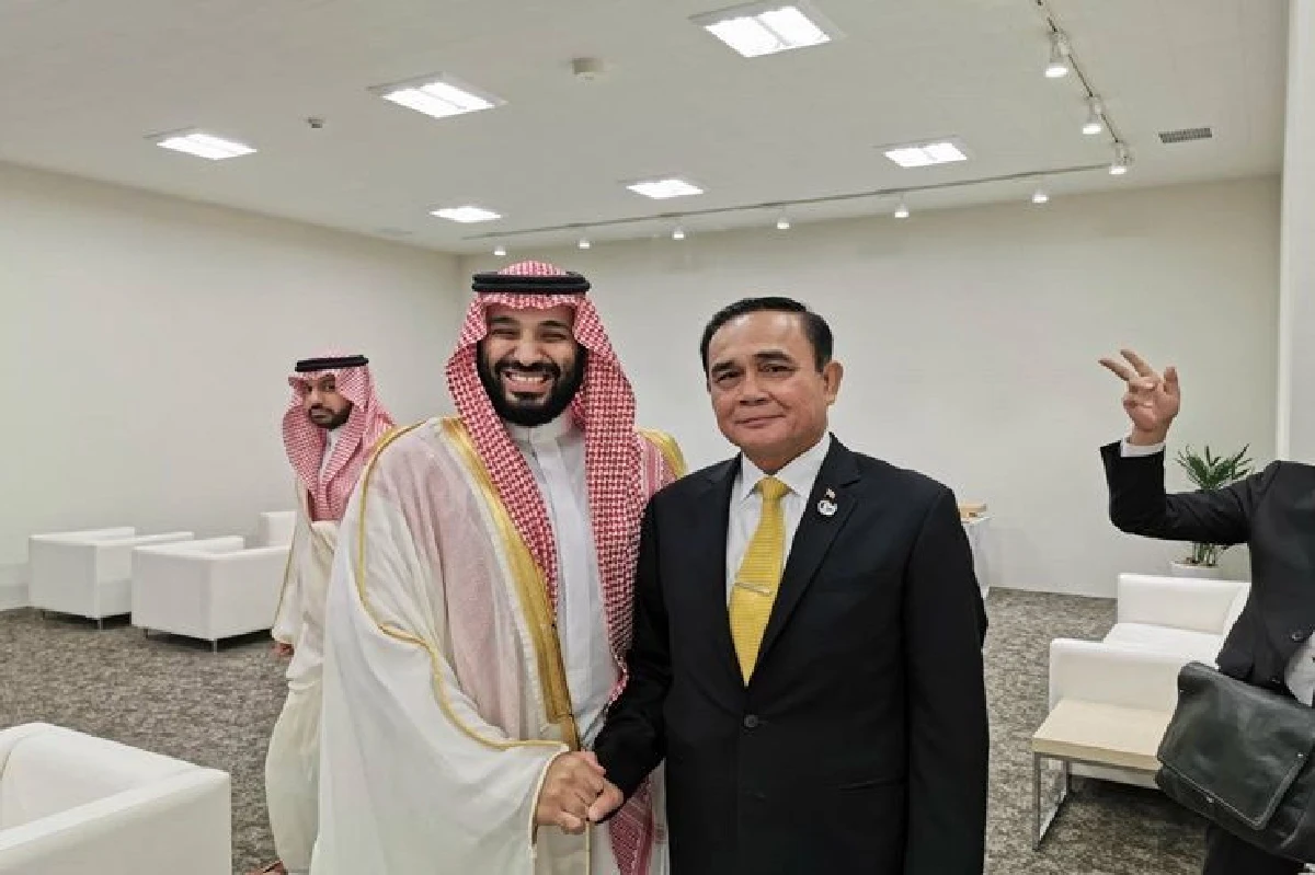 ชมภาพ "บิ๊กตู่"กระทบไหล่ผู้นำระดับโลกบนเวที G20