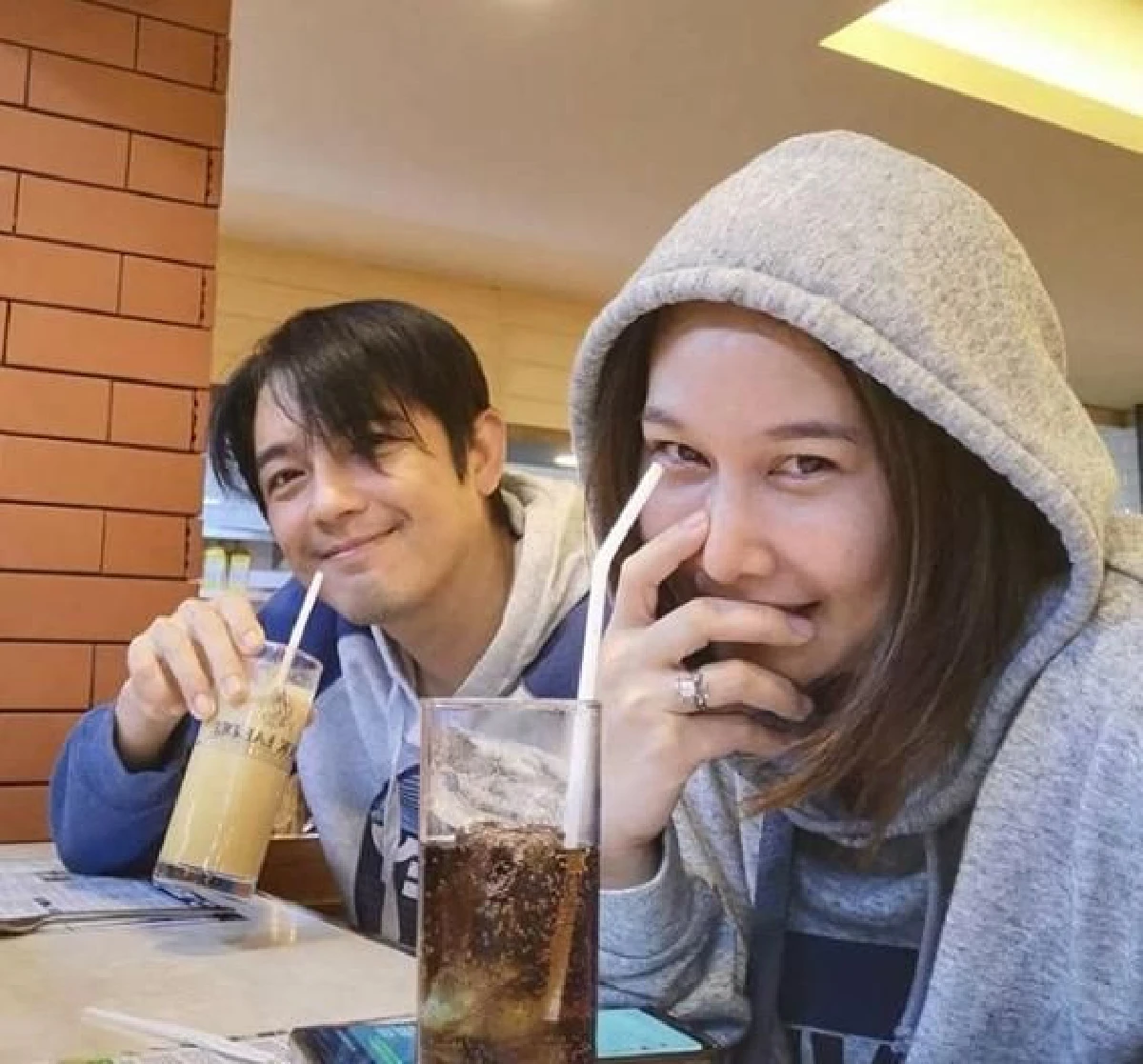 ทั้งหอมทั้งฟัด! ลุงจอนนี่ กับโมเมนต์น่ารักได้เจอ หลานวีจิ ลูกสาว ศรราม ครั้งแรก