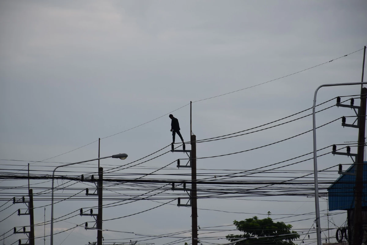 ระทึก!หนุ่มกัมพูชาเครียดไม่มีเงินค่าทำคลอดปีนเสาไฟฟ้าหวังโดดฆ่าตัวตาย