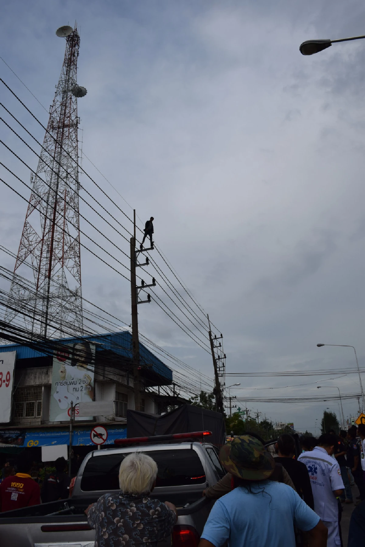 ระทึก!หนุ่มกัมพูชาเครียดไม่มีเงินค่าทำคลอดปีนเสาไฟฟ้าหวังโดดฆ่าตัวตาย