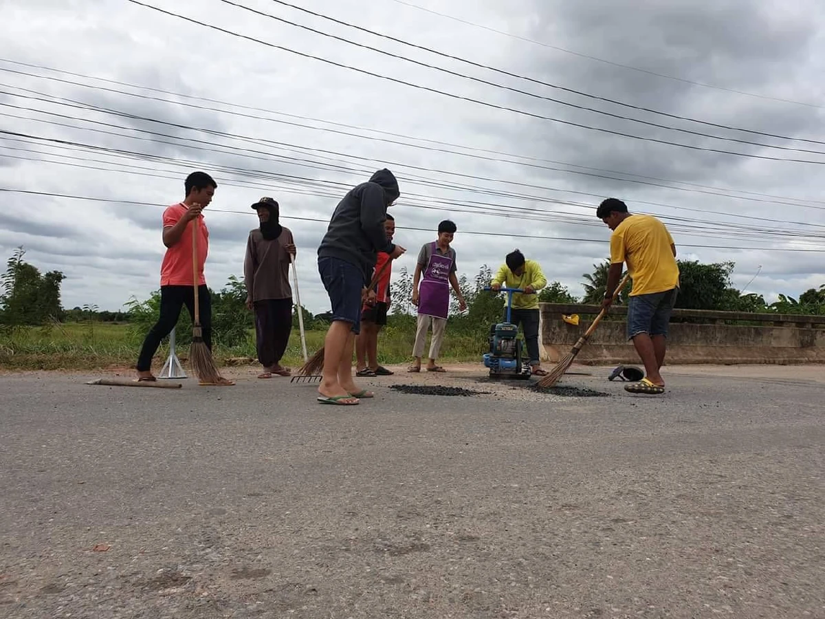 ยกนิ้วให้!วัยรุ่นบัวใหญ่เลิกแว้นรวมกลุ่มเป็นจิตอาสาซ่อมถนน