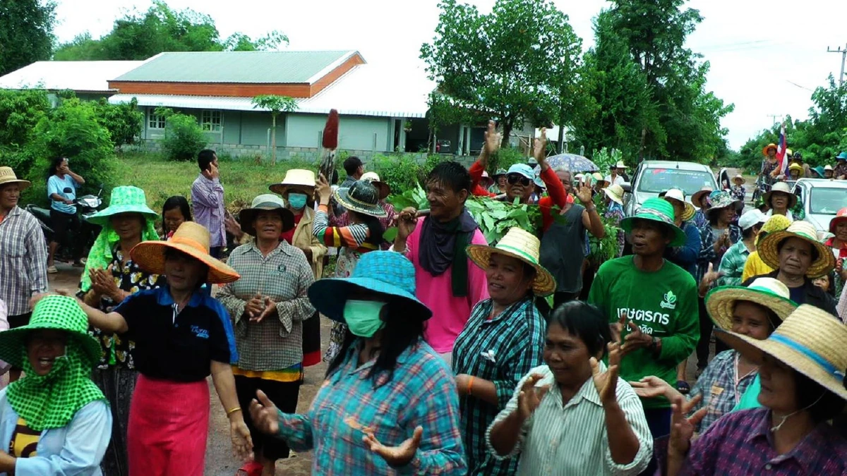 กลัวผิดกม.ทารุณกรรมสัตว์!จับตุ๊กตาโดเรม่อนใส่กรงแห่แทนแมวขอฝน