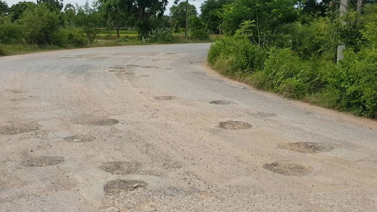 ยกนิ้วให้!วัยรุ่นบัวใหญ่เลิกแว้นรวมกลุ่มเป็นจิตอาสาซ่อมถนน