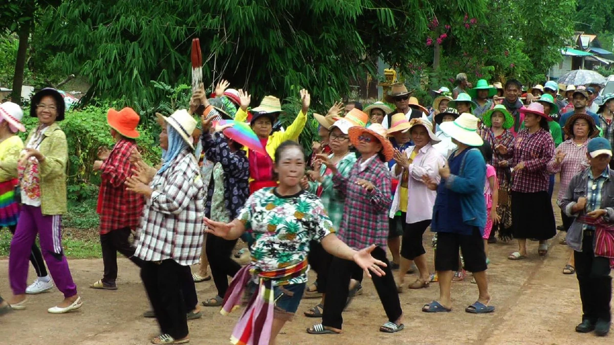 กลัวผิดกม.ทารุณกรรมสัตว์!จับตุ๊กตาโดเรม่อนใส่กรงแห่แทนแมวขอฝน
