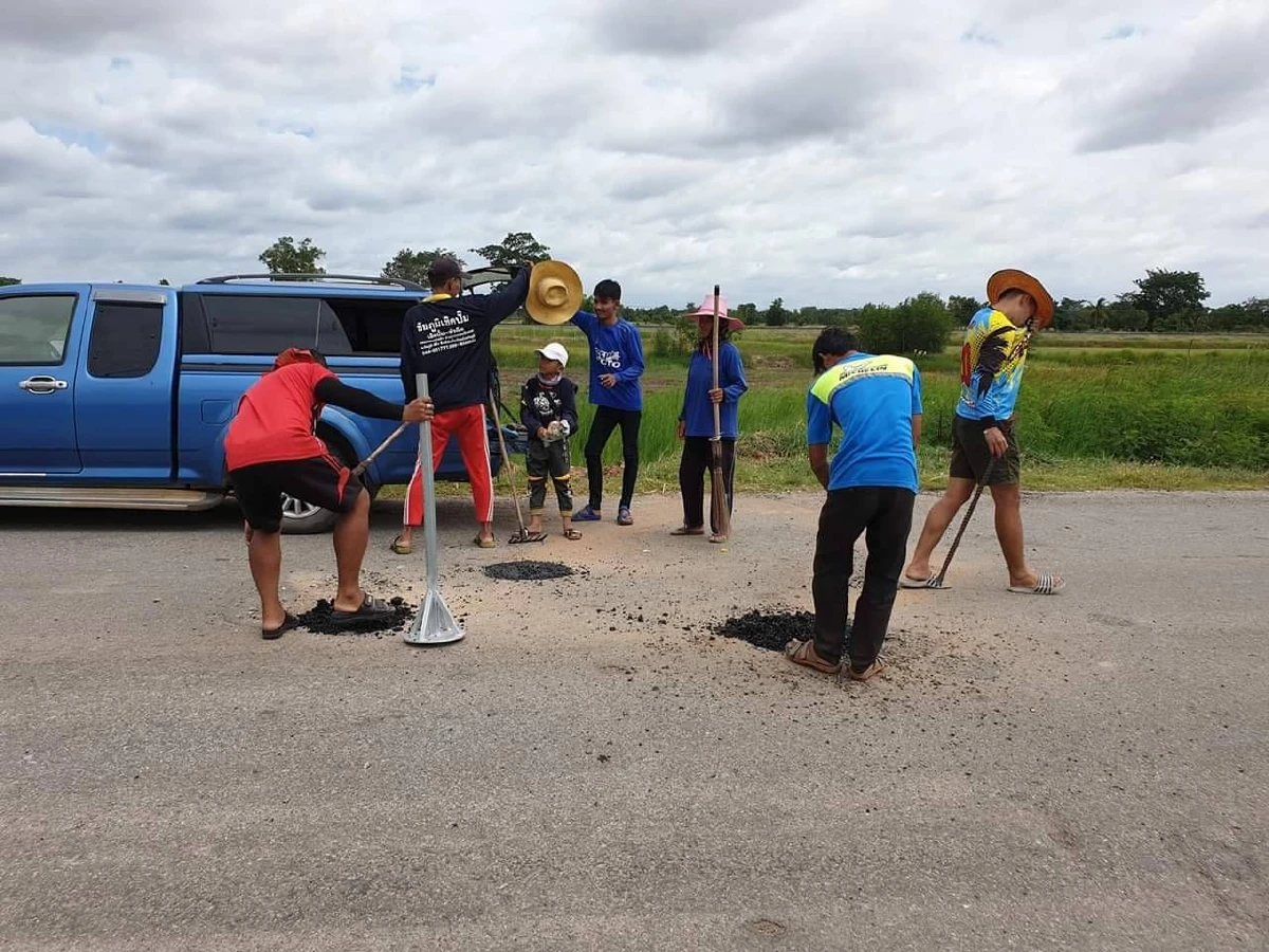 ยกนิ้วให้!วัยรุ่นบัวใหญ่เลิกแว้นรวมกลุ่มเป็นจิตอาสาซ่อมถนน