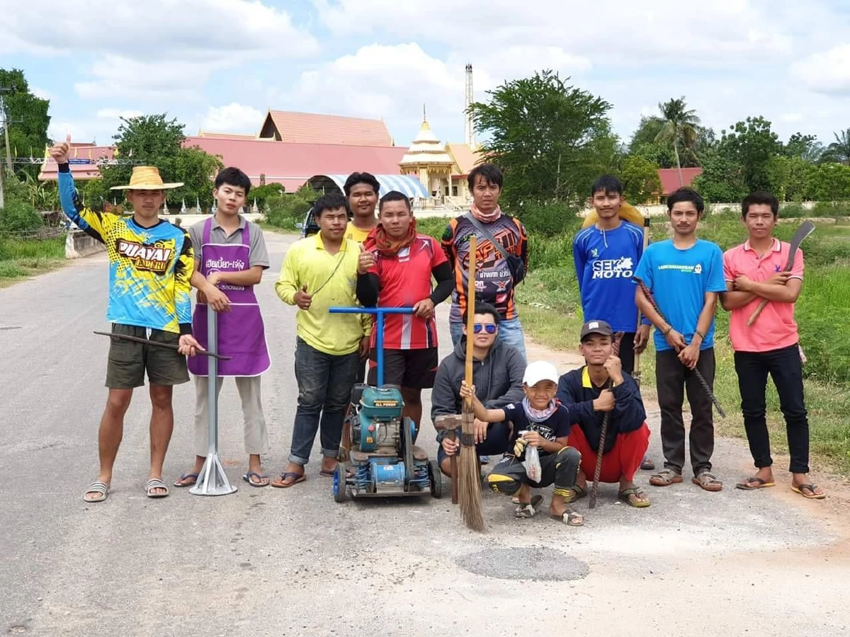 ยกนิ้วให้!วัยรุ่นบัวใหญ่เลิกแว้นรวมกลุ่มเป็นจิตอาสาซ่อมถนน