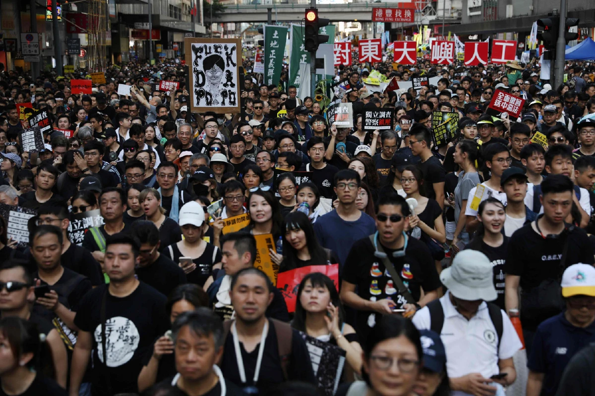 "ม็อบคนเสื้อดำ" ชุมนุมใหญ่รับวันคืนฮ่องกงให้จีน (ภาพชุด)