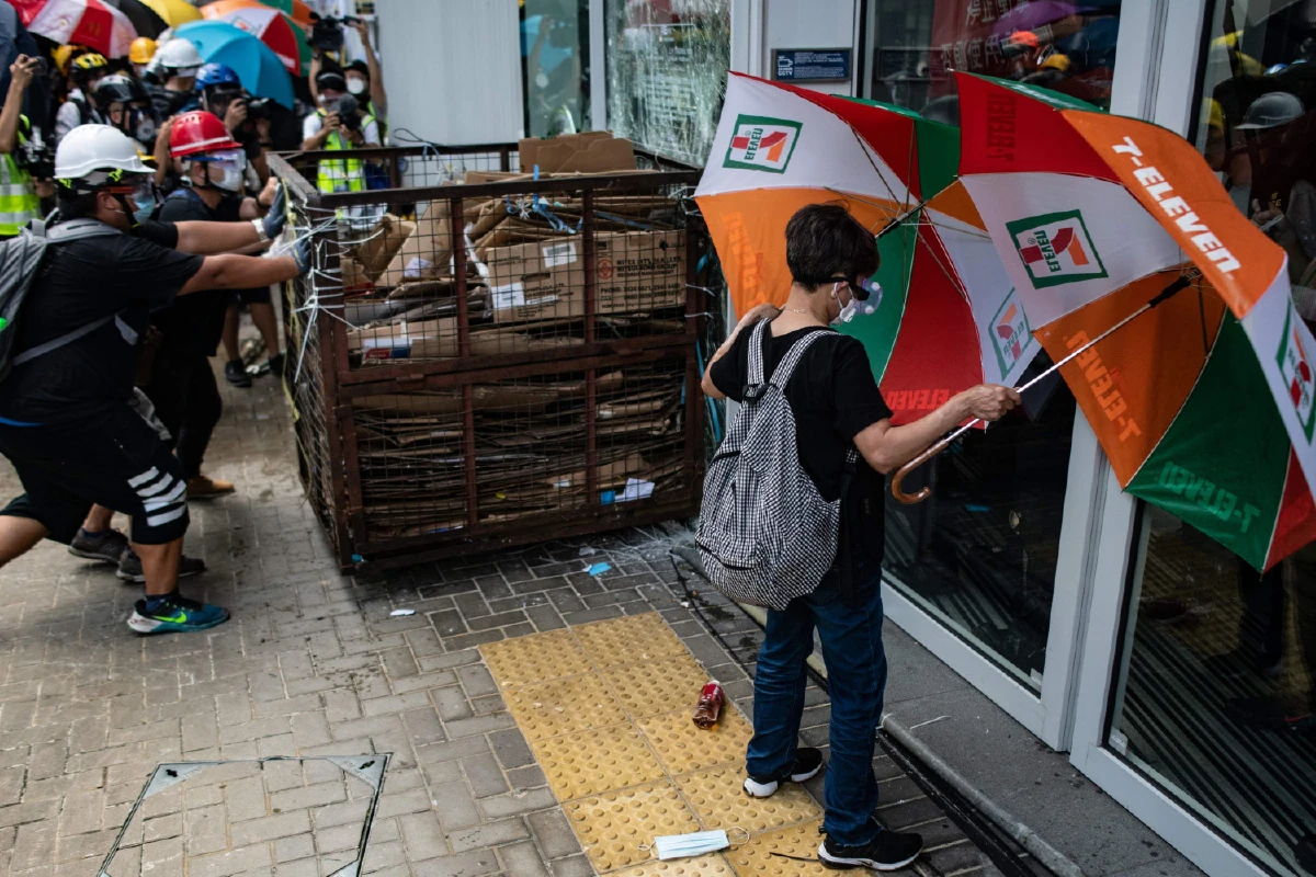 "ม็อบคนเสื้อดำ" ชุมนุมใหญ่รับวันคืนฮ่องกงให้จีน (ภาพชุด)