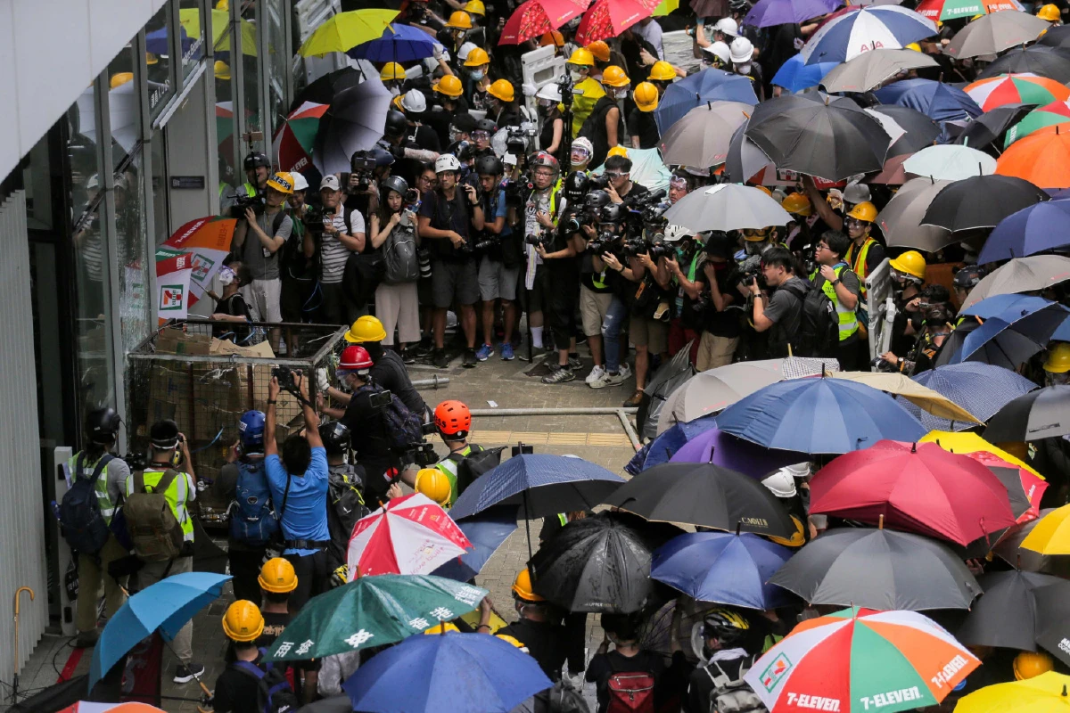 "ม็อบคนเสื้อดำ" ชุมนุมใหญ่รับวันคืนฮ่องกงให้จีน (ภาพชุด)