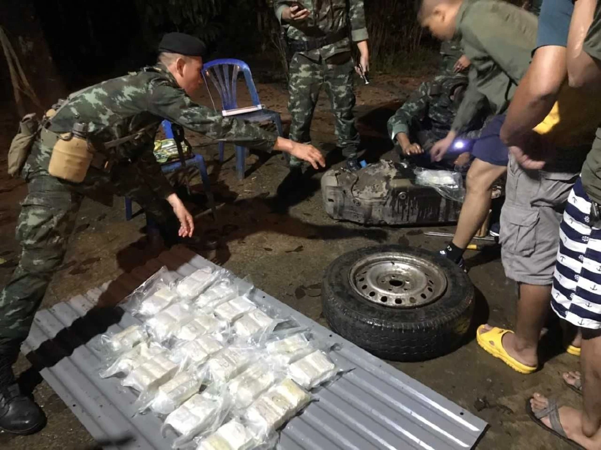 ทหารจับขบวนการขนยาบ้า พบซุกในถังน้ำมันรถ1แสนเม็ด