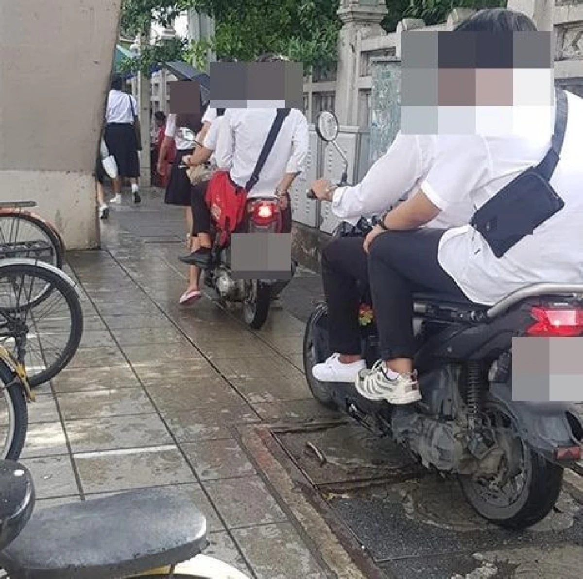 คนใช้ฟุตบาทเดือดร้อนหนัก! ปากซอยพหลโยธิน 55 "รถจักรยานยนต์" ขี่ย้อนศรบนทางเท้า