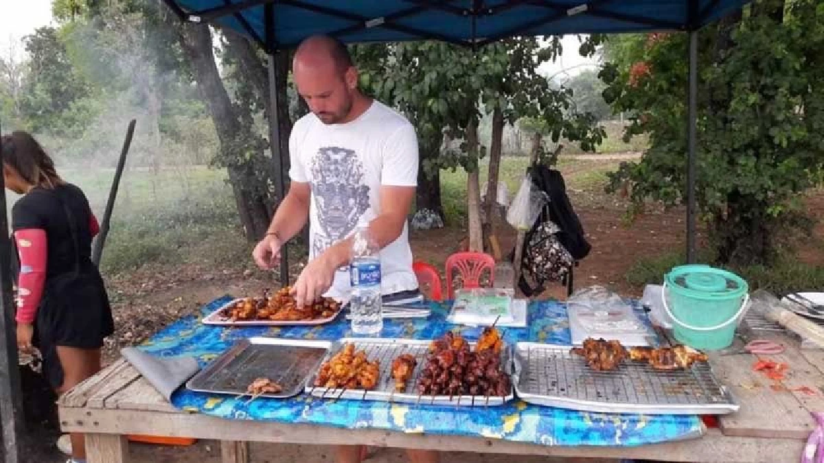 ฝรั่งคนดังทางโซเชียลช่วยเมียคนไทยขายไก่ย่างถูกตร.จับคดีติดตัวอื้อ