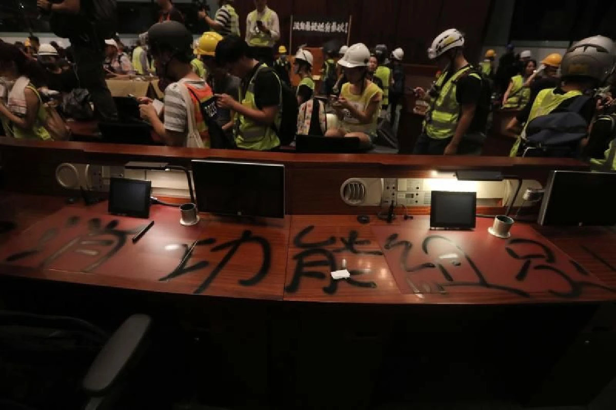 ม็อบฮ่องกงบุกรัฐสภา ชูธงชาติสมัยจักรวรรดิอังกฤษ