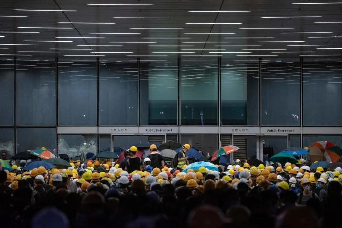 ม็อบฮ่องกงบุกรัฐสภา ชูธงชาติสมัยจักรวรรดิอังกฤษ