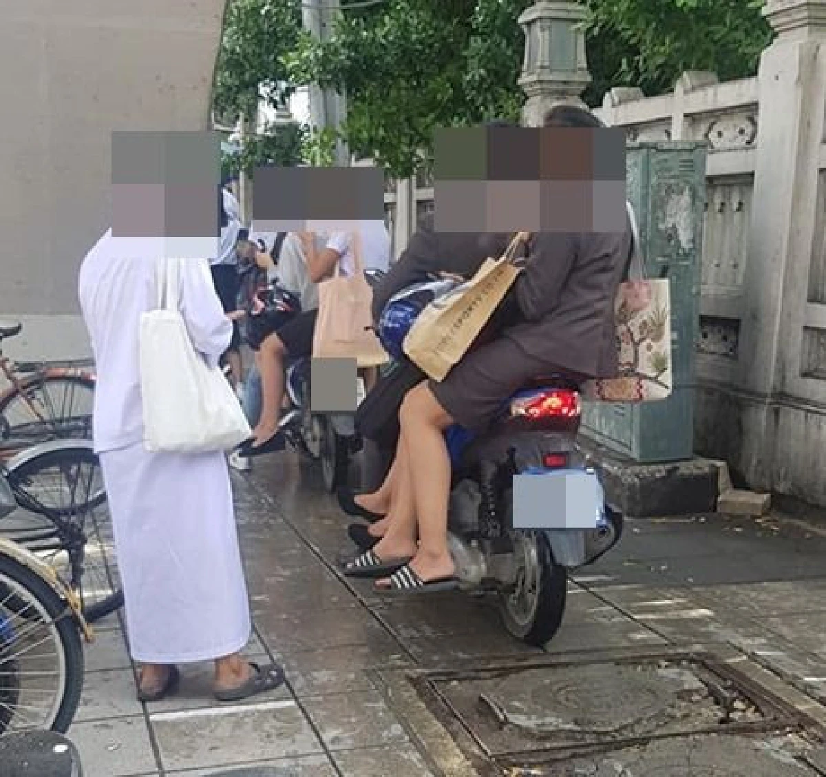 คนใช้ฟุตบาทเดือดร้อนหนัก! ปากซอยพหลโยธิน 55 "รถจักรยานยนต์" ขี่ย้อนศรบนทางเท้า