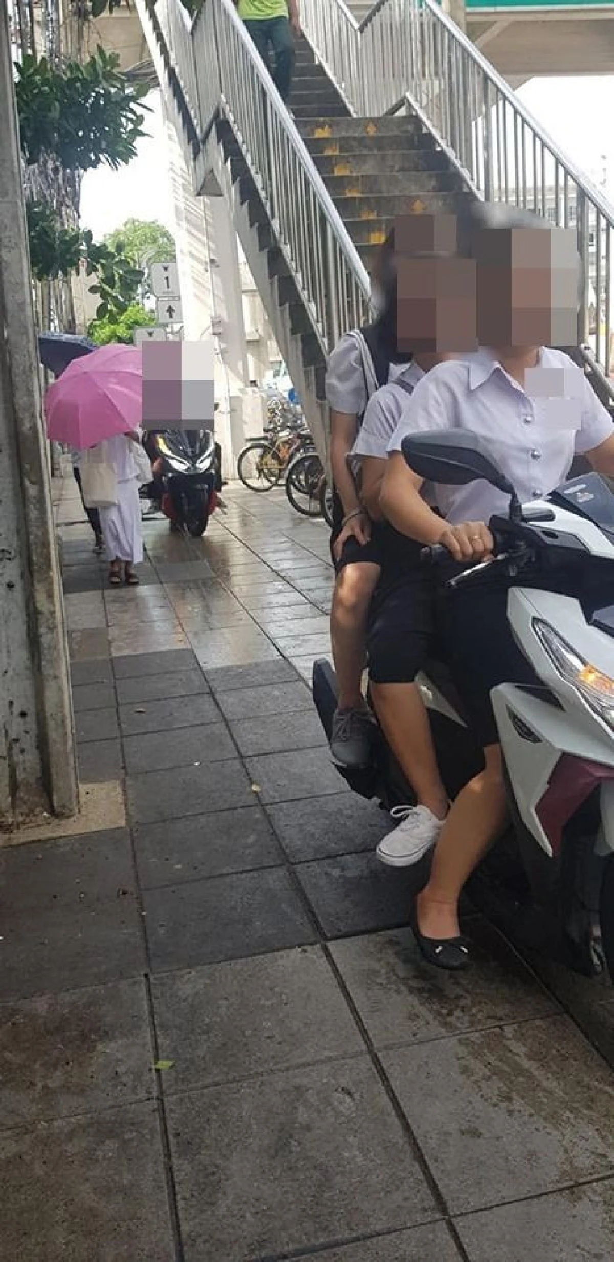 คนใช้ฟุตบาทเดือดร้อนหนัก! ปากซอยพหลโยธิน 55 "รถจักรยานยนต์" ขี่ย้อนศรบนทางเท้า