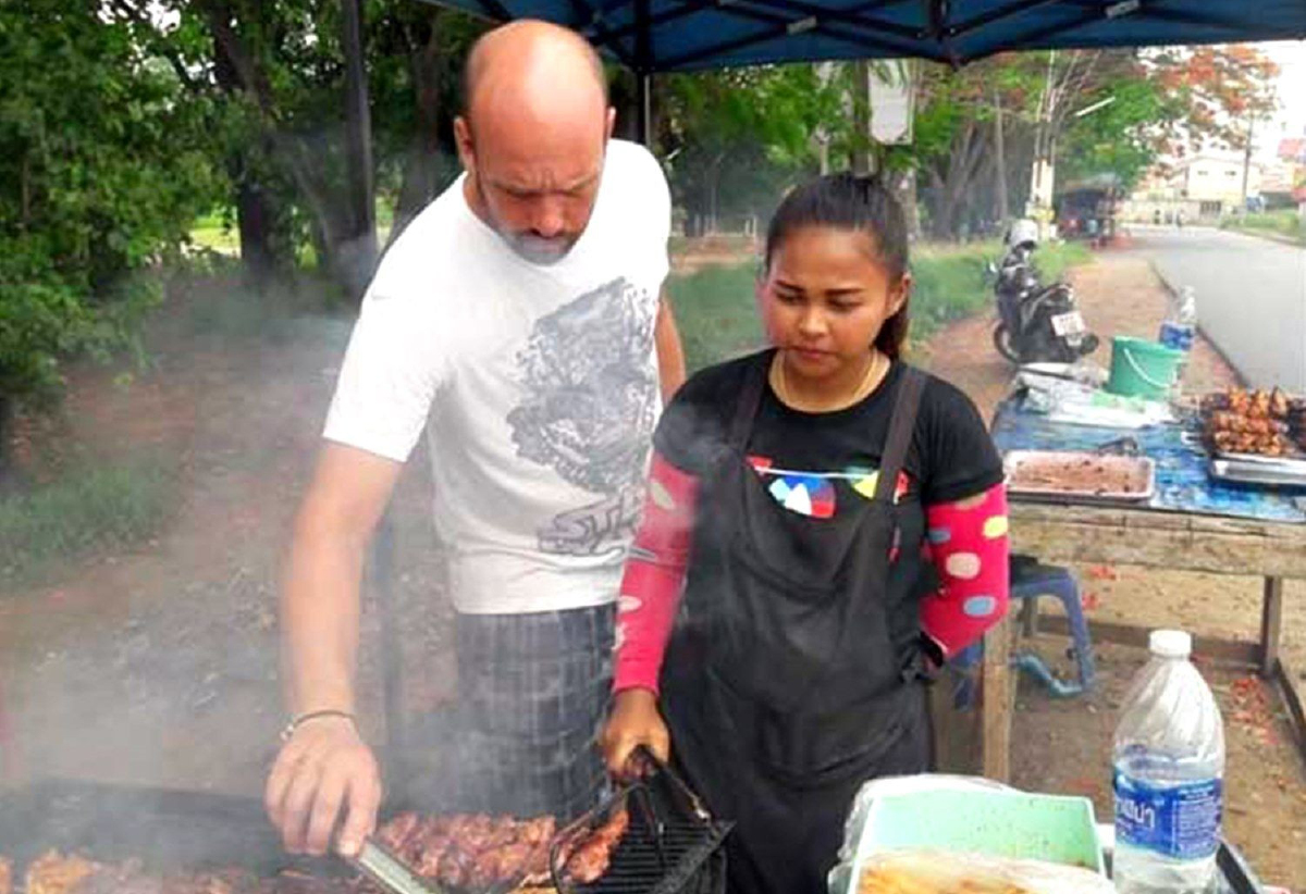 ฝรั่งคนดังทางโซเชียลช่วยเมียคนไทยขายไก่ย่างถูกตร.จับคดีติดตัวอื้อ ฝรั่งคนดังทางโซเชียลช่วยเมียคนไทยขายไก่ย่างถูกตร.จับคดีติดตัวอื้อ