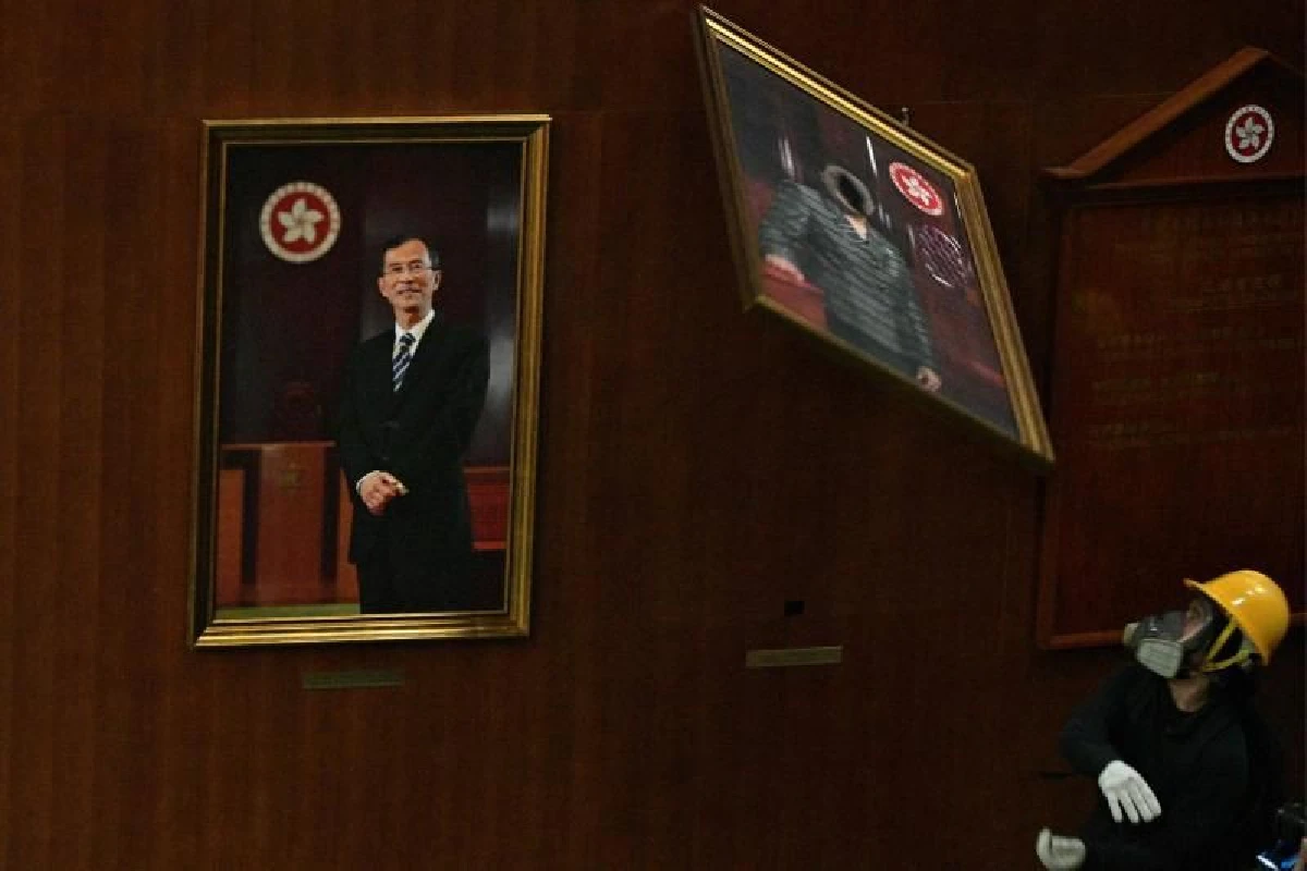 ม็อบฮ่องกงบุกรัฐสภา ชูธงชาติสมัยจักรวรรดิอังกฤษ