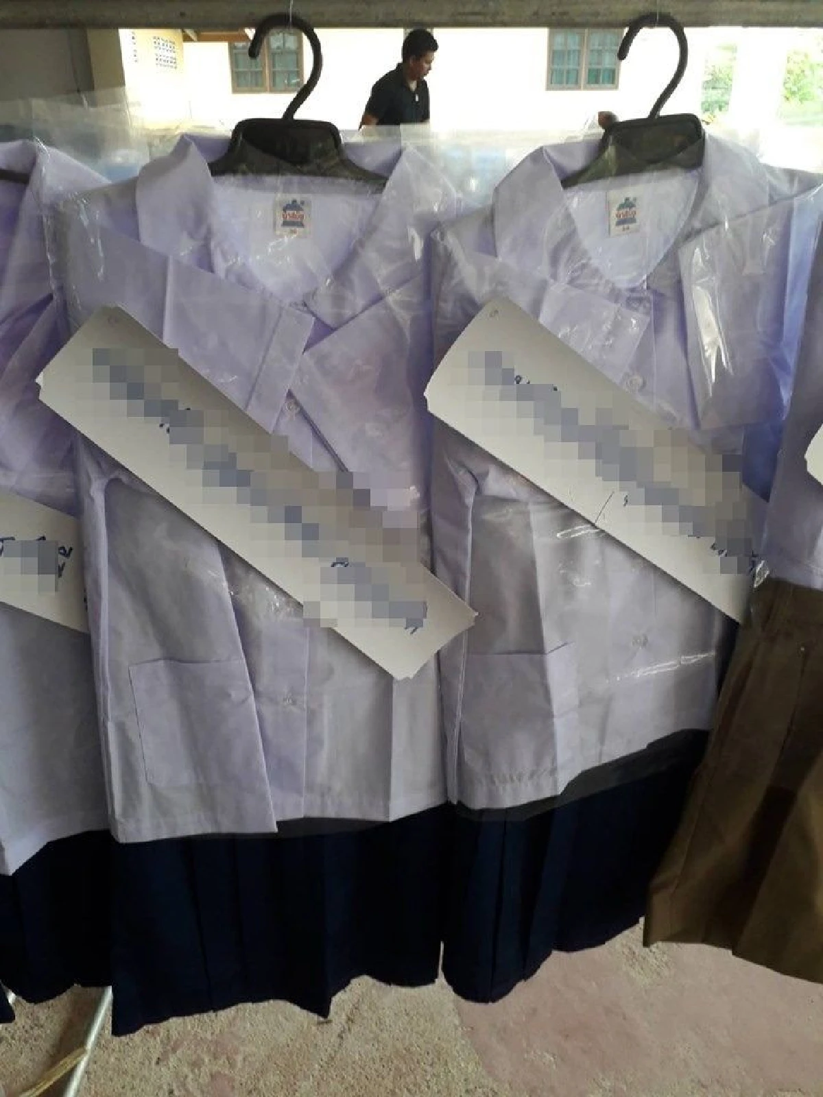 พวงหรีด "ชุดนักเรียน" ใช้แทนดอกไม้สด แนวคิดใหม่ได้ทั้งบุญแถมช่วยสังคม