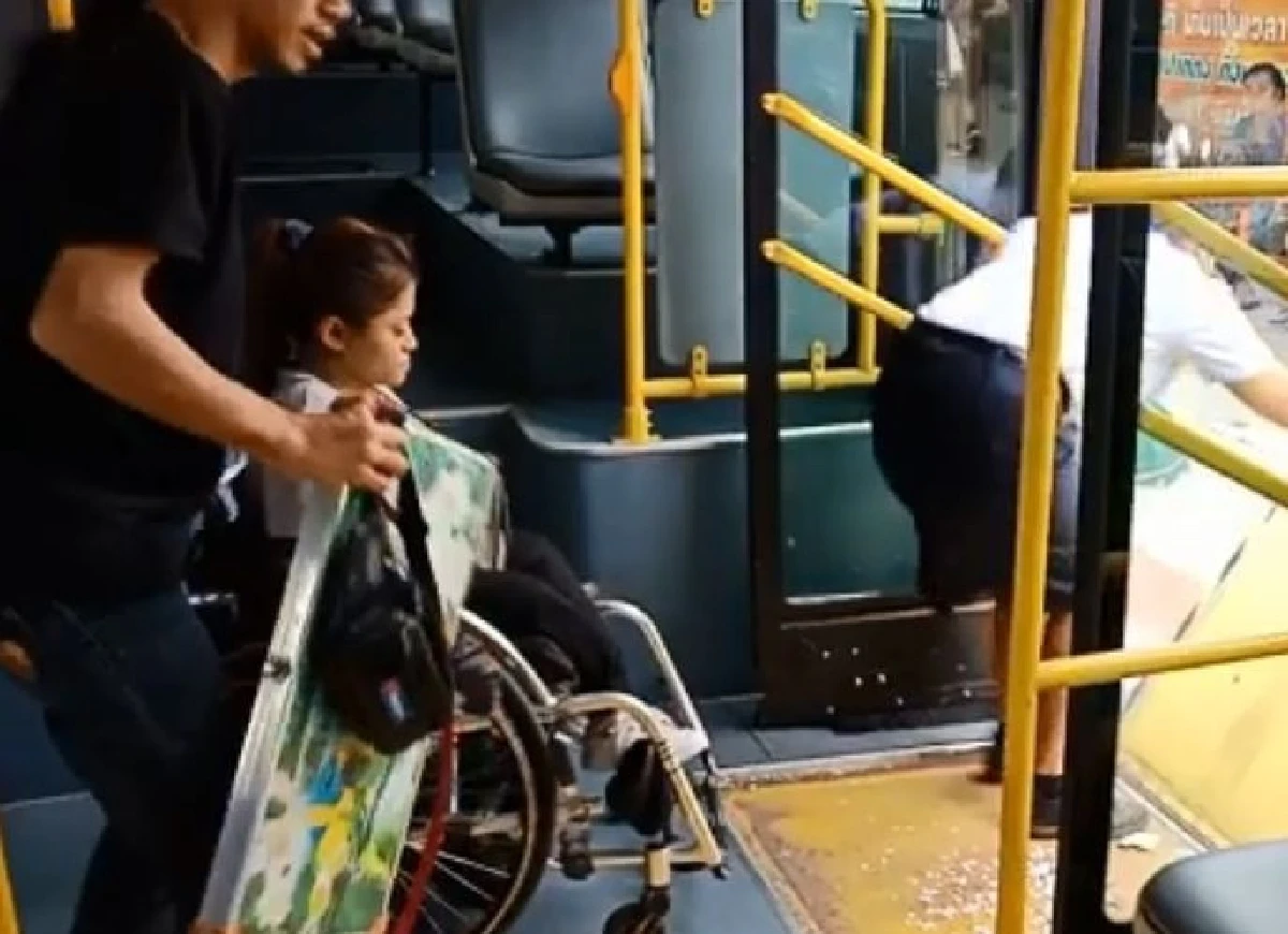 บริการเป็นเลิศ "รถเมลสาย 510" พนง.เปิดทางลาดให้ผู้โดยสารวีลแชร์ลงจากรถ