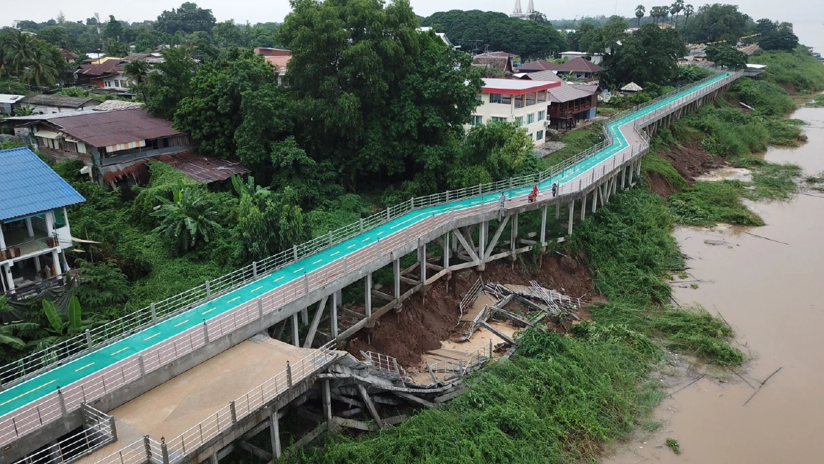 เส้นทางเดินชมวิวริมน้ำโขงนครพนมทรุดตัวพังเสียหาย