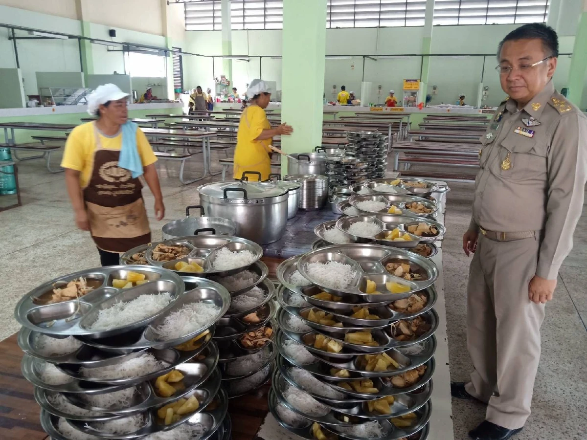 บุกโรงครัวโรงเรียน 4 แห่งพบจัดอาหารกลางวันดีเยี่ยม