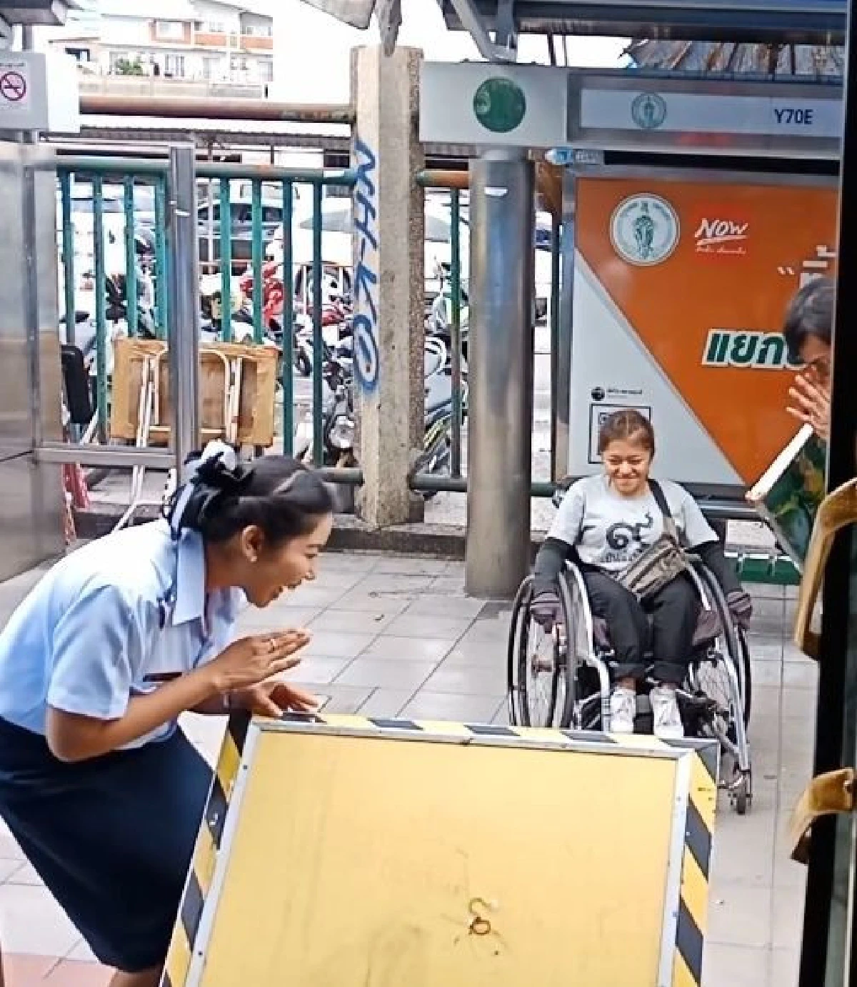 บริการเป็นเลิศ "รถเมลสาย 510" พนง.เปิดทางลาดให้ผู้โดยสารวีลแชร์ลงจากรถ
