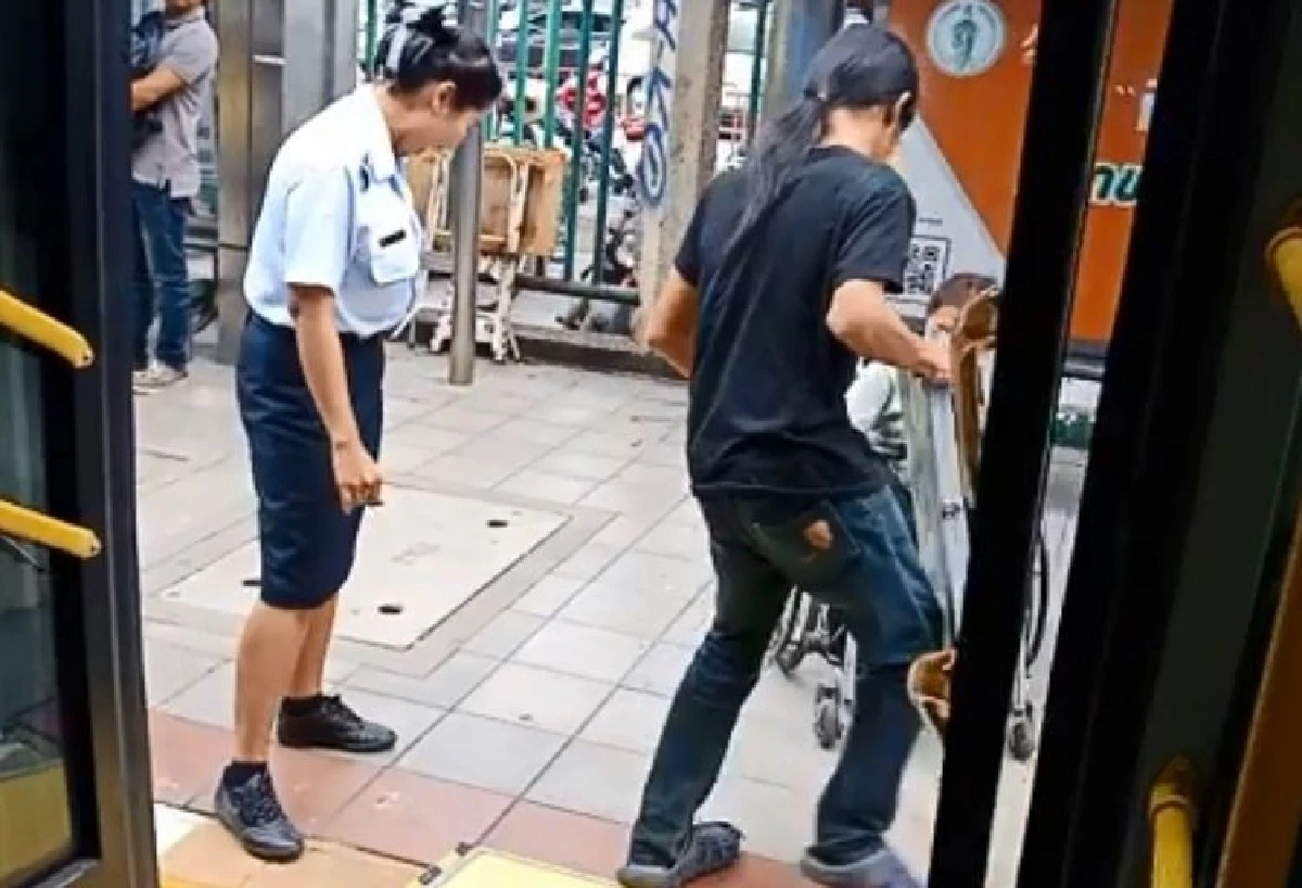 บริการเป็นเลิศ "รถเมลสาย 510" พนง.เปิดทางลาดให้ผู้โดยสารวีลแชร์ลงจากรถ