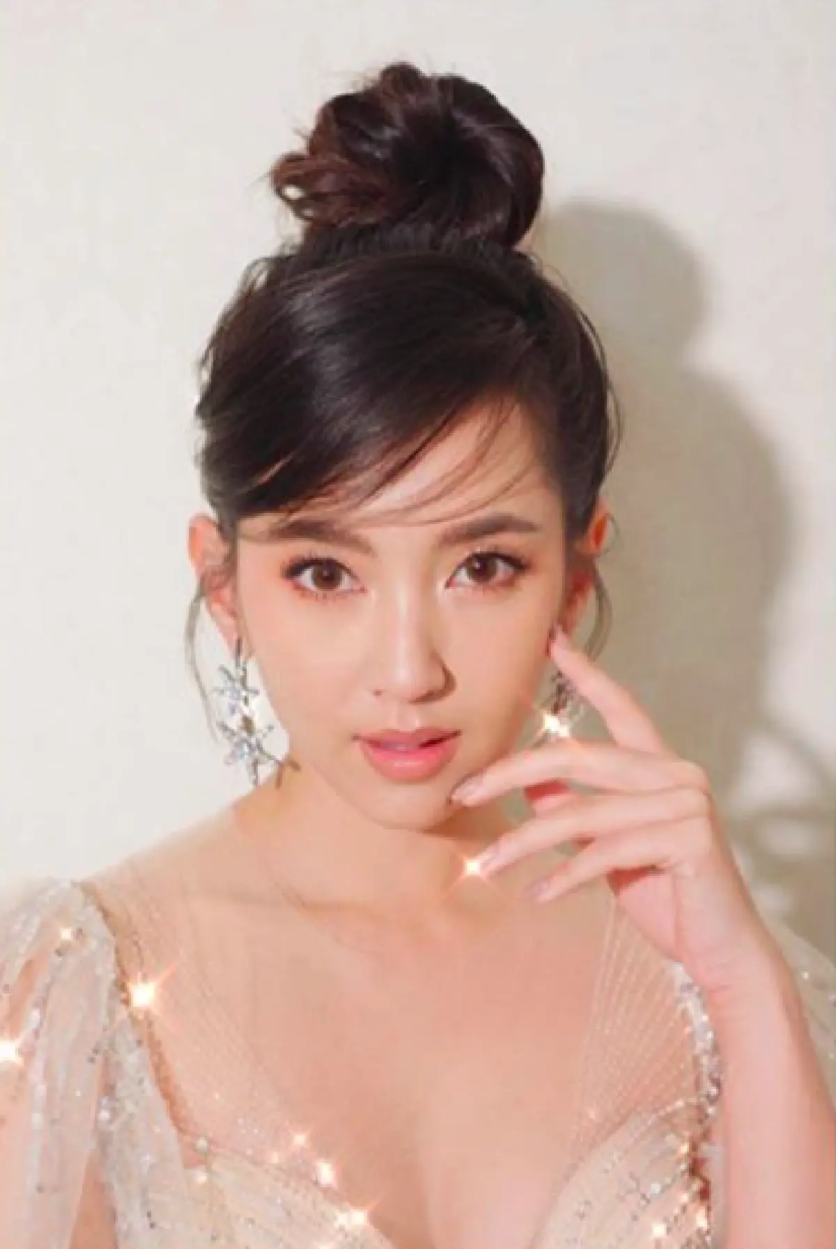 แยกไม่ออกแล้ว “ต้อม ณหทัย” หน้าสวยอมตะ หลายเสียงการันตีลุคนี้คล้าย “เบลล่า ราณี”