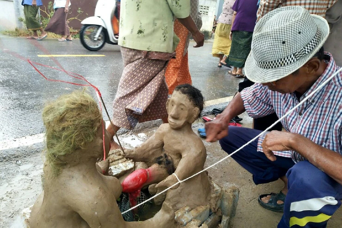ทนแล้งไม่ไหวแล้ว!ชาวบ้านปั้นหุ่นชายหญิงแก้ผ้าขอฝน
