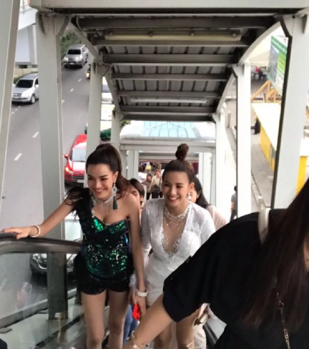 “จูน-ใบเตย” ลุย BTS ในชั่วโมงเร่งด่วน แต่ทำเอาคนตะลึงกับชุดที่จัดเต็มกันสุดๆ