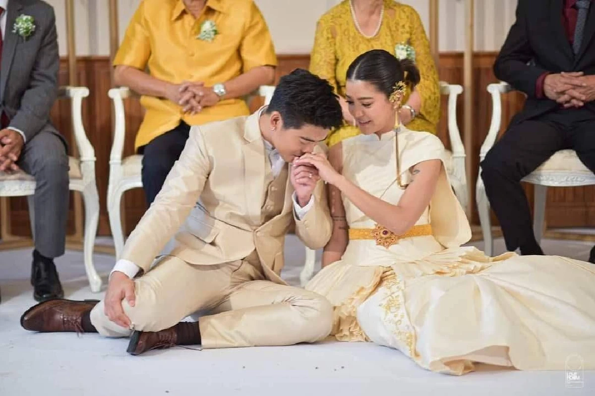อบอวลด้วยรัก! สายป่าน-วุฒิ ควงคู่เข้าพิธีแต่งงานตามแบบประเพณีไทย