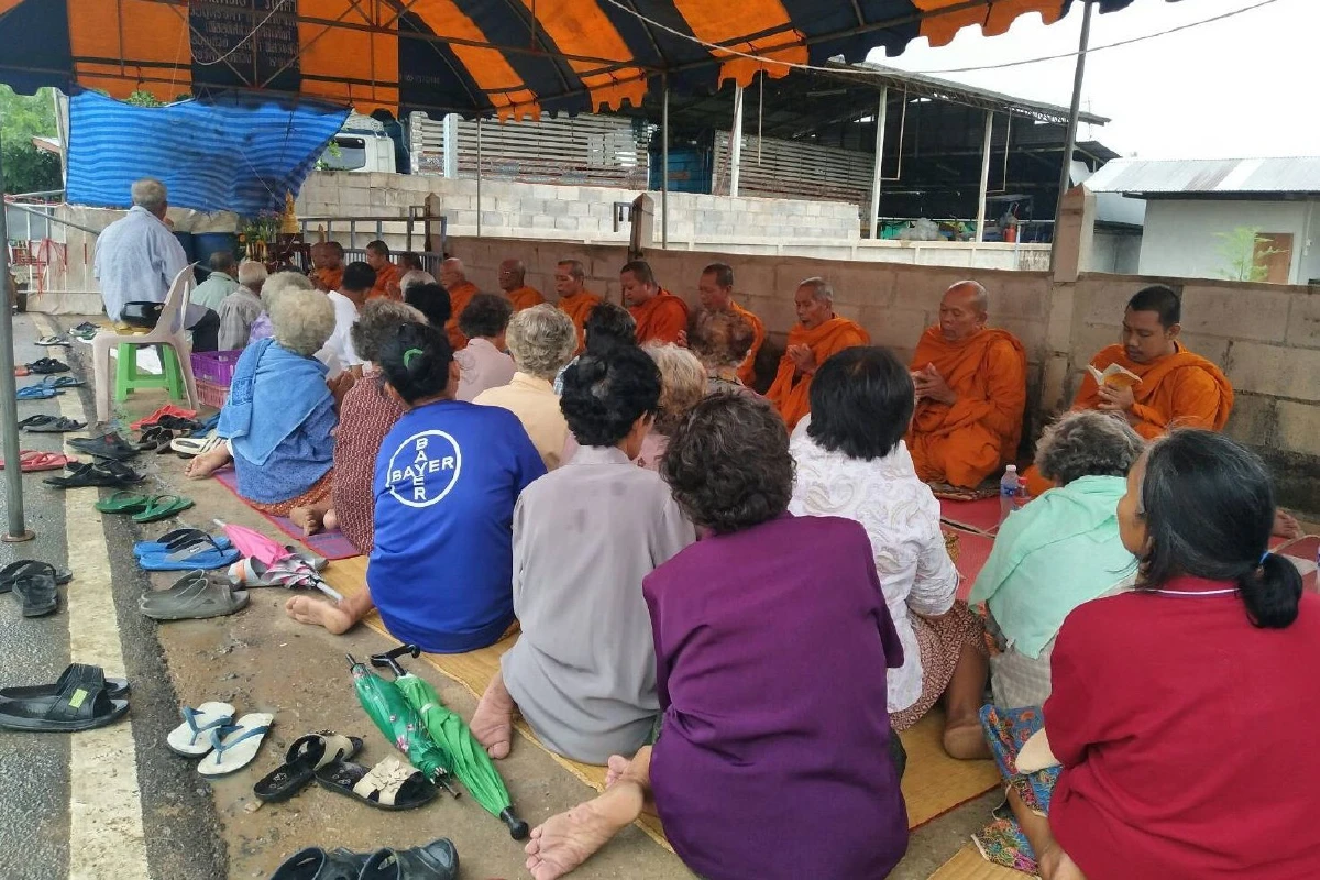 ทนแล้งไม่ไหวแล้ว!ชาวบ้านปั้นหุ่นชายหญิงแก้ผ้าขอฝน