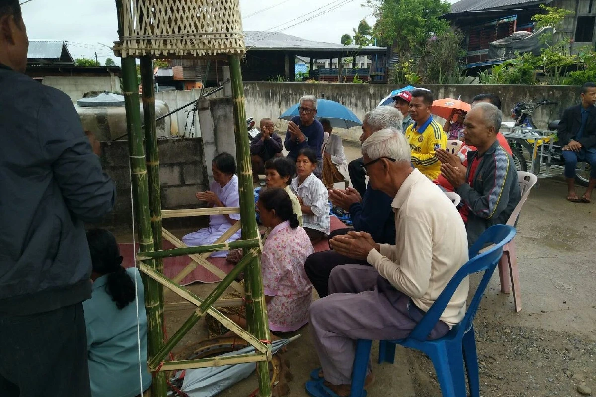 ทนแล้งไม่ไหวแล้ว!ชาวบ้านปั้นหุ่นชายหญิงแก้ผ้าขอฝน