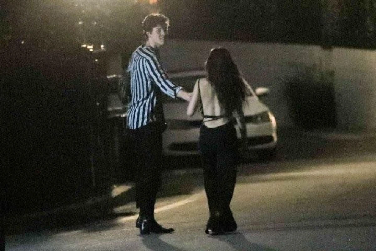 แค่เพื่อนค่ะพ่อ! ชอว์น เมนเดส-คามิลา เดินจับมือกระหนุงกระหนิงกลับบ้าน