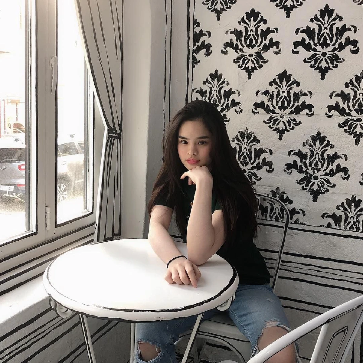 นึกว่านางแบบ! 10 ภาพ น้องแอลลี่ ยิ่งโตยิ่งสวยมาก..โพสท่าไหนก็เป๊ะปังทุกมุม