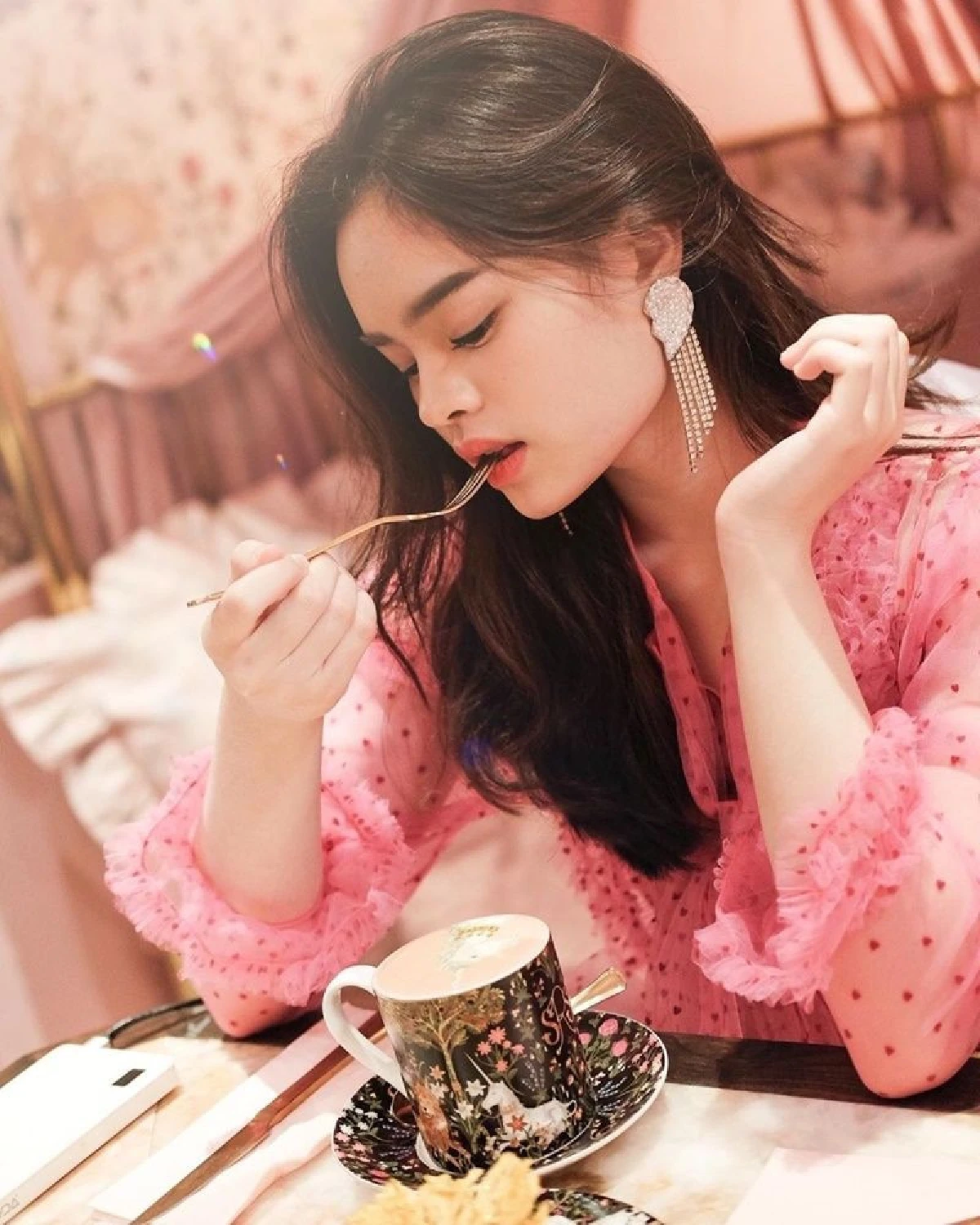 นึกว่านางแบบ! 10 ภาพ น้องแอลลี่ ยิ่งโตยิ่งสวยมาก..โพสท่าไหนก็เป๊ะปังทุกมุม