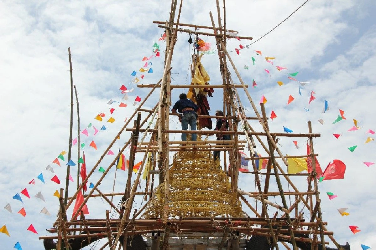 ช้างฝาแฝดคู่แรกของโลกใช้งวงดึงเชือกยกฉัตร9ชั้นซุ้มประตูสำนักสงฆ์ดัง