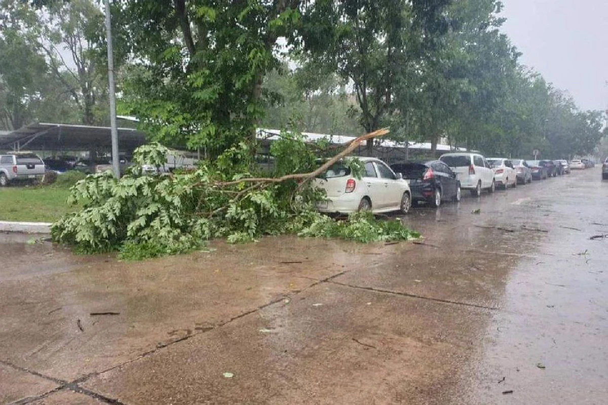 พายุฝนถล่มสระแก้วเสียหาย9อำเภอบ้านพังต้นไม้ล้มเสาไฟฟ้าหักโค่น