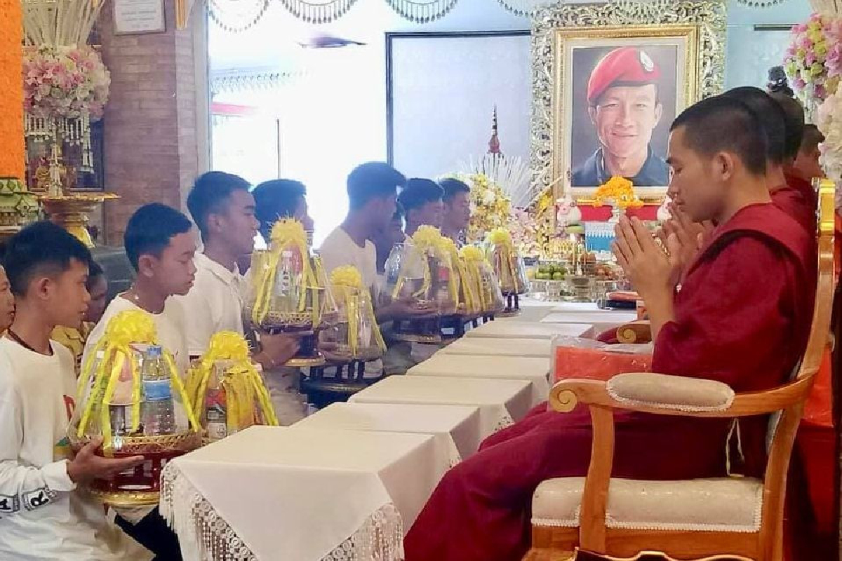 13หมูป่าอะคาเดมีทำบุญครบรอบ1ปี"จ่าแซม" 13หมูป่าอะคาเดมีทำบุญครบรอบ1ปี"จ่าแซม"