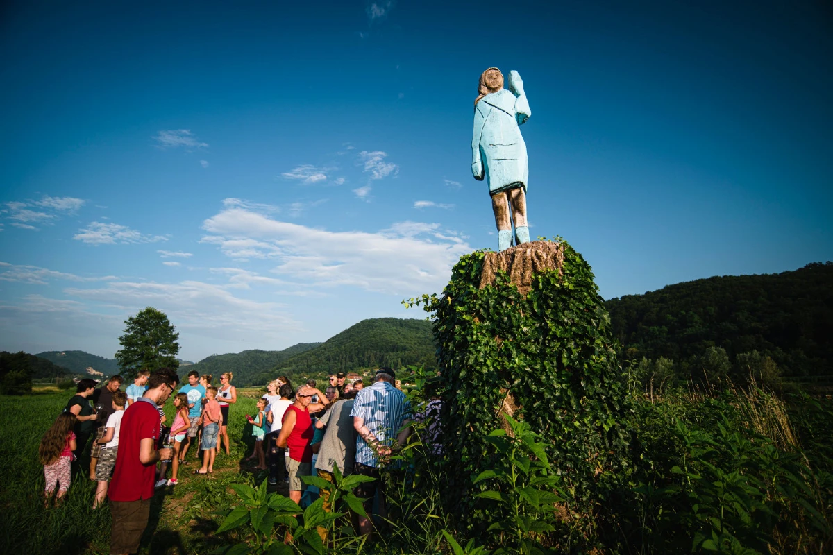 มันก็จะหลอนๆ หน่อย สโลวีเนียเปิดตัวรูปเหมือนเมลาเนีย ทรัมป์