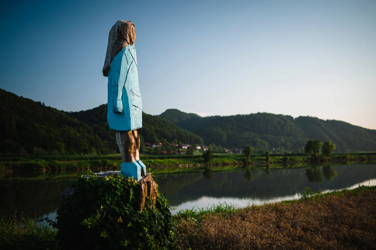 มันก็จะหลอนๆ หน่อย สโลวีเนียเปิดตัวรูปเหมือนเมลาเนีย ทรัมป์