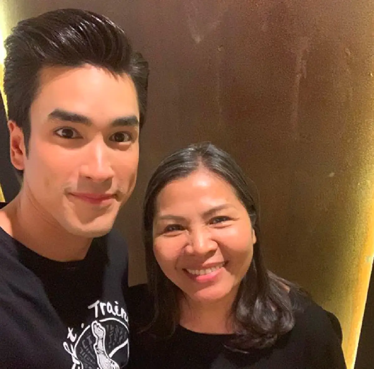 กับแม่ยังน่ารักขนาดนี้! "ณเดชน์” ซื้อชุดเดรสแบรนด์หรู เซอร์ไพรส์ "แม่แก้ว"