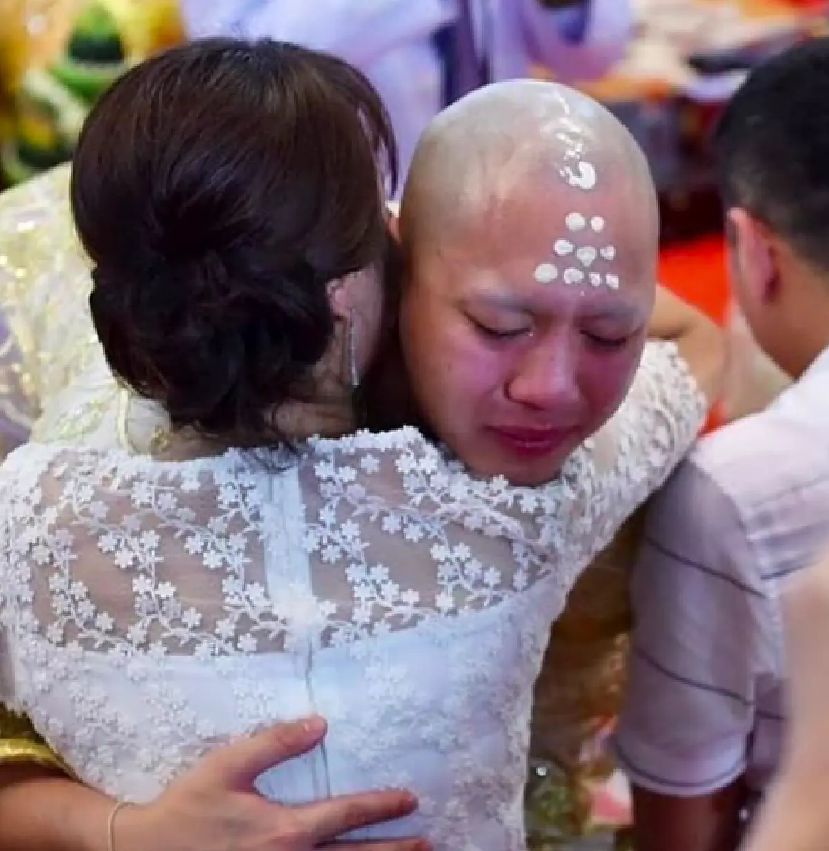 ส่องภาพบรรยากาศ “ไวท์ ณวัชร์" เข้าพิธีอุปสมบททดแทนพระคุณพ่อแม่ คนแห่ร่วมงานล้นวัด