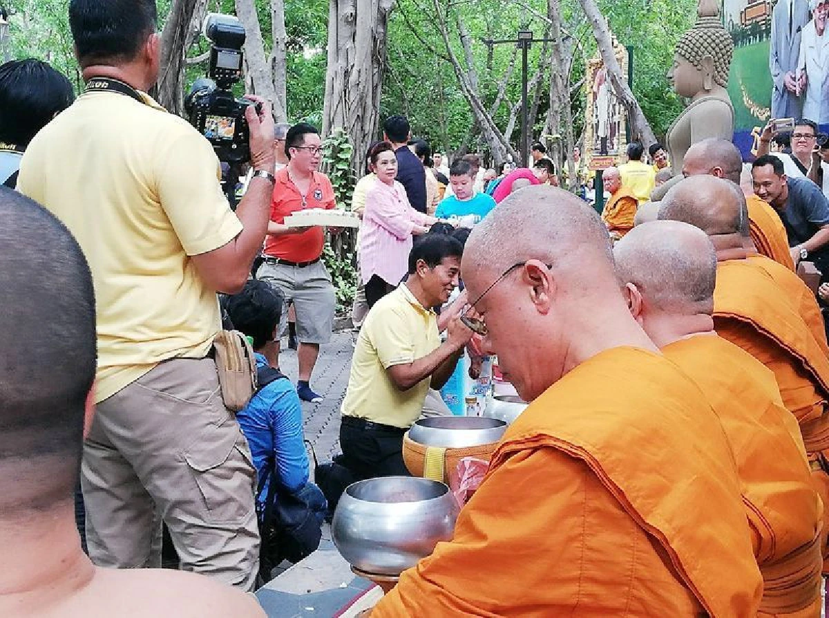 “สุเทพ”ทำบุญวันเกิดครบรอบ 70 ปีอดีตกปปส.แน่นวัดแต่ไร้เงา"อภิสิทธิ์"